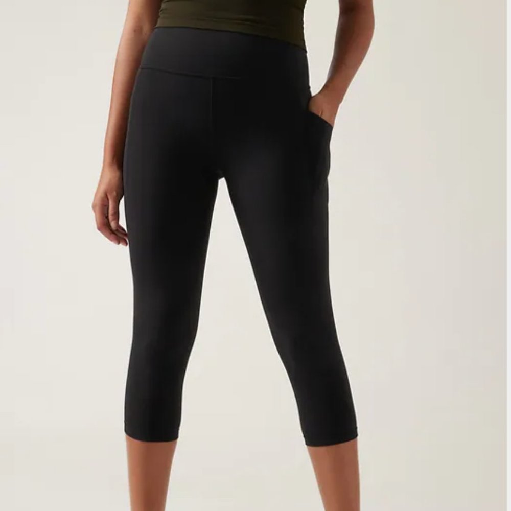 BNWT Athleta Salutation Stash Capri, size M black